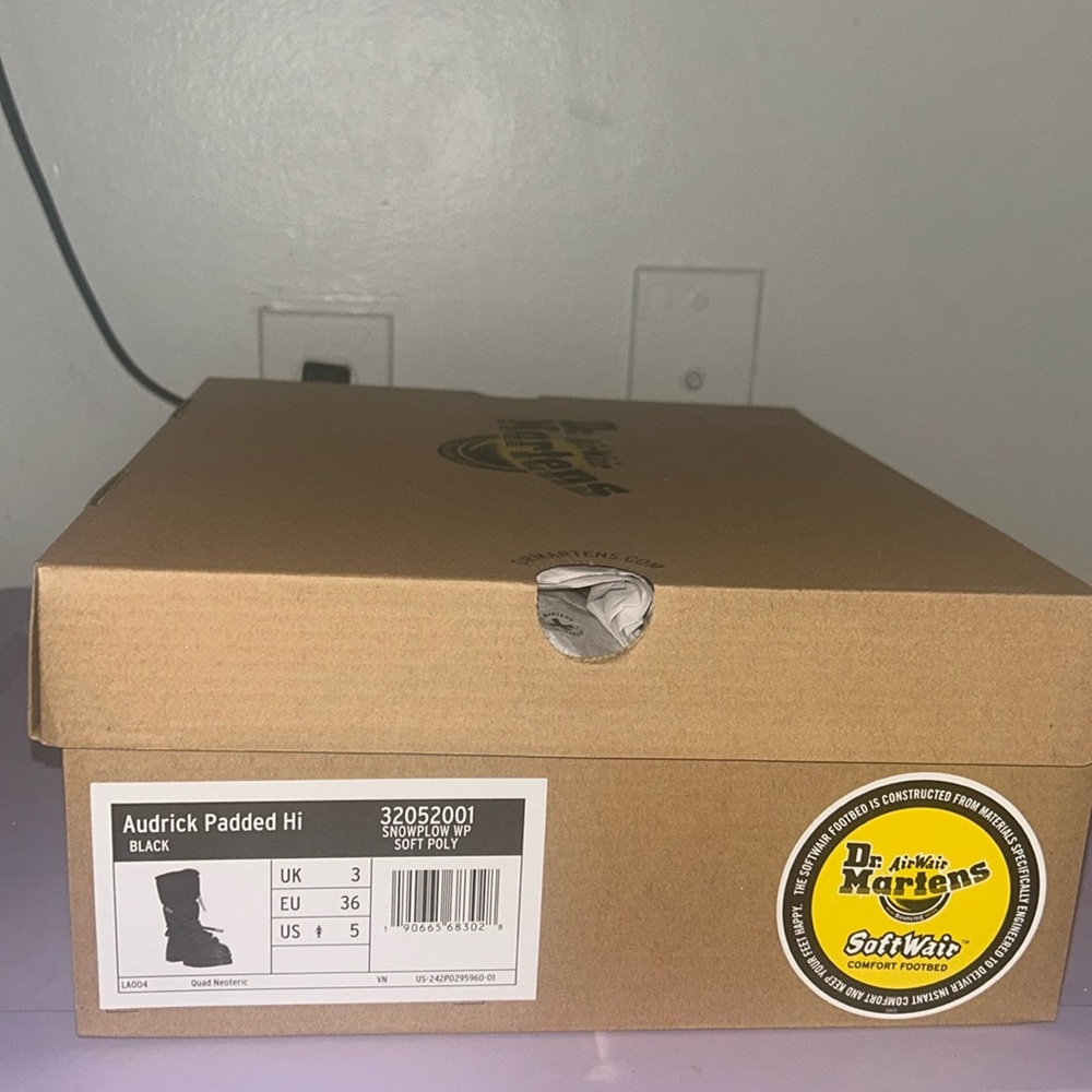 BRAND NEW DR.MARTENS BOOTS ! NEVER BEEN WORN.